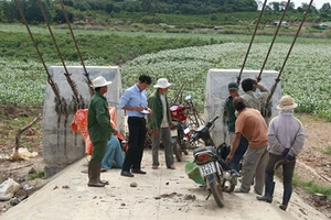 Cầu xây xong, đường đi chẳng thấy