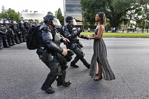 Bức ảnh biểu tượng cho biểu tình phản đối cảnh sát bắn người