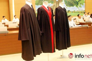 Thẩm phán mặc áo choàng khi xử: Trang nghiêm hơn!