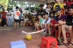 Dùng bóng đá xóa chửi thề của trẻ đường phố