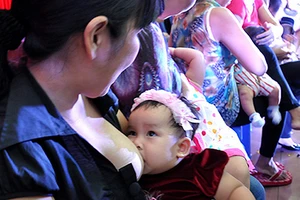 Sữa mẹ bị sữa công thức đè bẹp