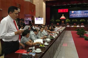 Một miếng ăn phải xin...hai giấy phép mới xong