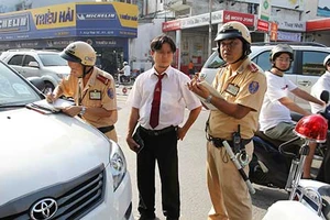 Đặt tiền để không bị giam xe: Công an chưa cho