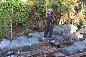 Bộ Công an đánh sập điểm tập kết thuốc lá lậu cực lớn