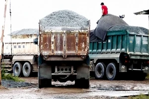 Cán bộ nhận bảo kê, xã hội lãnh đủ 