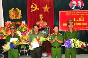Khen thưởng hai chiến sĩ bị thương khi bắt trùm ma túy có súng