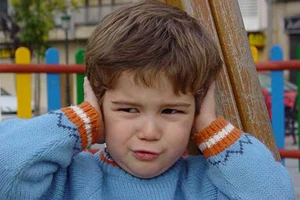 Tiếng ồn làm trẻ chậm nói