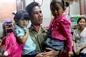 Ngày đầu hai bé trao nhầm bên bố mẹ ruột