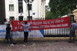 Thấy gì từ việc doanh nghiệp chăng biểu ngữ trước Bộ Công thương?