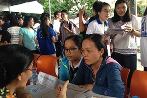 Thi vào ĐH, CĐ: Điểm chuẩn dự kiến giảm 0,5-1 điểm