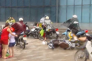 2 người chết, 1 người mất tích vì bão số 1