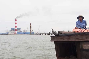 Nhà máy khổng lồ xả khói đen… đạt chuẩn