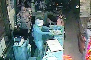 Băng trộm tiệm vàng từ TP.HCM xuống miền Tây gây án