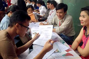 Chen chân nộp hồ sơ xét tuyển đại học 