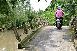 Đổ qua lại vụ phá lan can cầu cho xe cán bộ đi