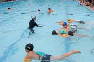 Gò Vấp: Học sinh lớp 3 được học bơi miễn phí