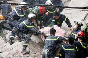 Sập nhà bốn tầng, hai người chết