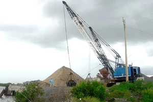 Dùng đất công viên làm bến vật liệu không phép? 