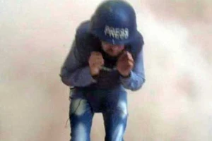 Phóng viên chiến trường của Al Jazeera thoát chết