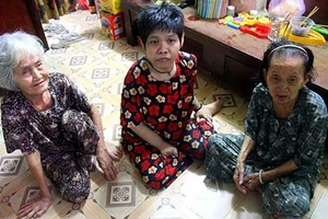 Ba người dưng dưới một mái nhà