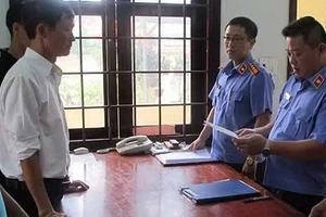 Khởi tố thẩm phán, bắt giam thư ký tòa vì hồ sơ vụ án bị chỉnh sửa