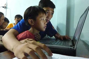 Lính biên phòng dạy lễ nghĩa cho trẻ nhập cư 