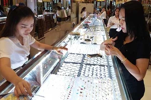 Người mua vàng đang bị ăn gian, móc túi ra sao?