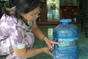 Kiện vì đau bụng do uống nước bẩn