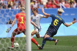 Nữ Thụy Điển loại đương kim vô địch Mỹ ở loạt đấu súng