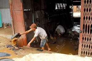 Đã làm đê bao còn nâng đường, có lãng phí?