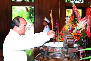 Thủ tướng dâng hương tưởng niệm Chủ tịch Hồ Chí Minh