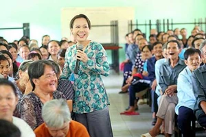 Nghệ sĩ Việt Hương đến với 300 người già neo đơn