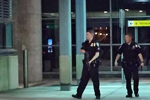 Hoảng loạn sân bay Mỹ, kinh hoàng khu bãi biển Pháp