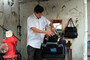 Niềm vui của người hớt tóc trước cổng chùa