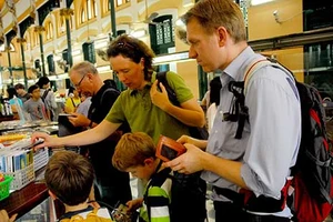 Du lịch TP.HCM: Phải xóa tour nghèo, giảm chèo kéo