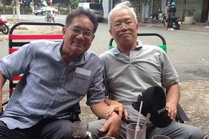 Trần Vịnh và Nguyễn Văn Vinh bên sân bóng 