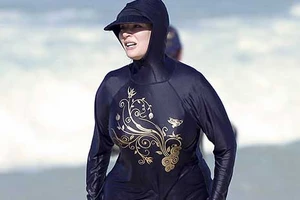 Mặc đồ tắm kín mít bị phạt tiền 