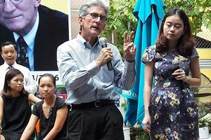 Giáo sư ĐH Stanford giao lưu ở đường sách Sài Gòn 