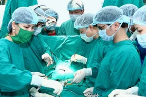 Bác sĩ ba lần đi mua máu cứu bệnh nhân lúc nửa đêm