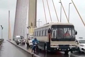 Chủ tịch nước gửi thư khen cán bộ che gió cho dân qua cầu