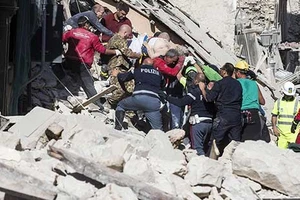 Hàng trăm người còn mất tích trong động đất ở Ý