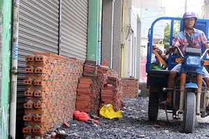 Bơm chống ngập ở đường Kinh Dương Vương