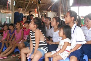 Ánh mắt trẻ thơ chực chờ ngày tới trường