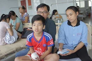 Được bạn đọc tiếp sức, mắt của em Kiên đã sáng dần 