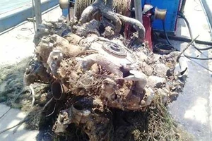 Ngư dân vớt được khối kim loại gần 2 tấn nghi động cơ máy bay