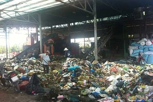 Ngủ phải trùm mền vì bãi rác ô nhiễm