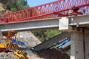 Cấm mưa khi hạ giới đang xây cầu