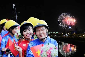 Người dân cả nước đi chơi lễ