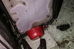 3 người bị đốt bằng xăng trong phòng bị khóa