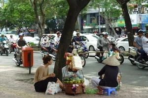 Lập nơi riêng cho người bán hàng rong ở TP.HCM?